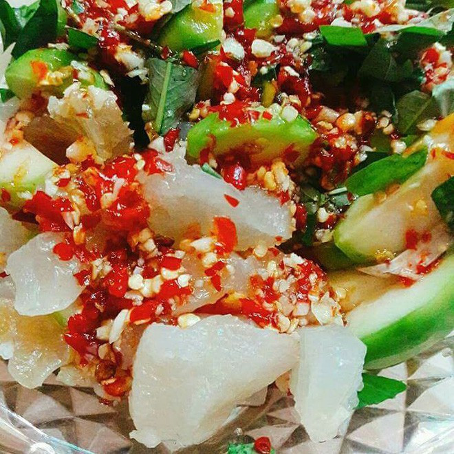 Về hương vị, gân bò trộn cóc cũng bắt miệng vô cùng.Gân bò giòn sựt thấm vị mắm tỏi, cóc chua dịu, cay xè, mặn ngọt hài hòa, ăn mãi không chán. Món này vừa hợp để chị em ăn vặt, vừa hợp cho cánh mày râu lai rai. Một hộp gần bò trộn cóc có giả từ 60 đến khoảng 80 ngàn một hộp khoảng 0,5kg với lượng gân khá nhiều. Tính ra mức giá không đắt cho món ăn vặt mà nhiều người có thể ăn được.