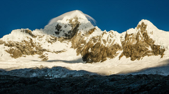 Với độ cao 5.947 m, Alpamayo là đỉnh núi kỳ vĩ thuộc dãy Andes ở Peru. Bức ảnh này cho thấy đám mây kỳ ảo bao phủ đỉnh núi.
