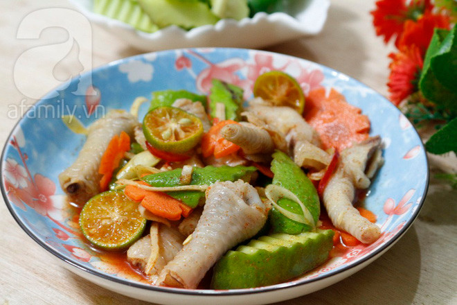 Nếu là người mê ăn vặt, dù chưa nếm thì chỉ cần nhắc đến món chân gà dầm xoài xanh, hẳn bạn có hình dung cơ bản nhất về món này với 4 vị chua, cay, mặn, ngọt đủ cả. Để làm món ăn vặt mới mẻ này, chân gà thường được luộc, nếu cầu kỳ hơn có thể rút sẵn xương, kế đó dầm với xoài xanh thái mỏng, mắm ớt mặn ngọt. Món ăn có vị chua chua ngòn ngọt lại quyện với chút cay cay của ớt, của gừng, thơm nhẹ của quất cùng miếng xoài xanh giòn tan chua dịu vô cùng ngon miệng. Các shop online bán món này thì nhiều vô kể, giá dao động khoảng 80 - 100 nghìn/ hộp 10 chiếc chân gà.