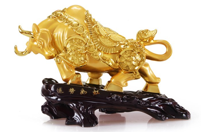 Đối với một quốc gia vốn có truyền thống trồng lúa nước như Việt Nam, con trâu chính là thứ tài sản quý giá giúp người lao động giảm bớt gánh nặng trong việc cấy cày, trồng trọt hay vận chuyển nông sản. Vào dịp đầu năm mới, tranh ảnh hay tượng tạc về con vật đem lại may mắn này thường mang nhiều đức tính tốt đẹp, biểu trưng cho sự mạnh mẽ, an lành, no đủ và thổi luồng sinh khí dồi dào cho gia chủ của mình.
