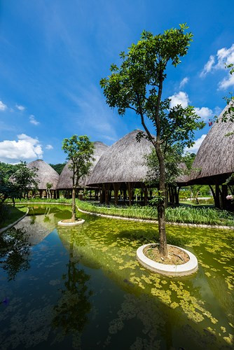 Thác nước và suối đặt giữa các tòa nhà tạo ra âm thanh của núi rừng và bầu không khí thư giãn.