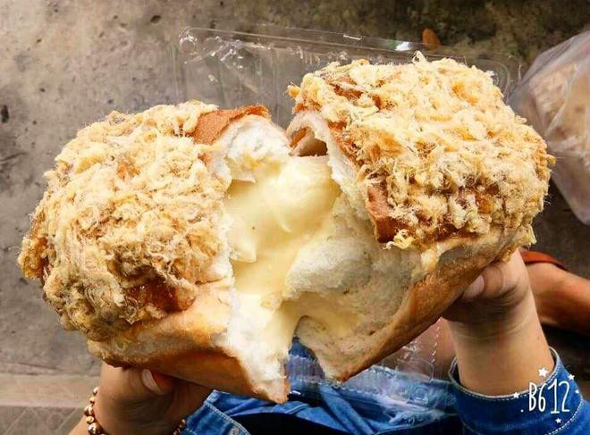 Trên mặt bánh là lớp ruốc tơi xốp. Cắn miếng bánh mì chà bông phô mai, bạn sẽ thấy cái dai của bánh mì quyện cùng độ béo của phô mai, cái mặn của ruốc tạo nên sự hòa quyện rất vừa vặn.