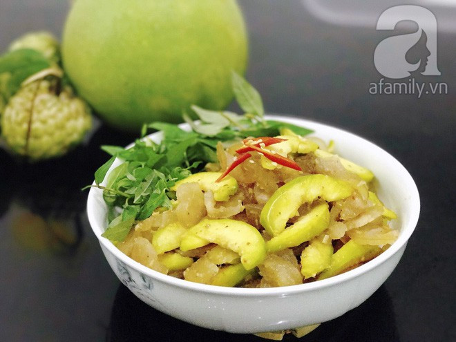 4. Gân bò trộn cóc Gân bò trộn cóc (gần bò dầm cóc) có lẽ là một trong những món ăn vặt 'phá đảo thế giới ảo' vào cuối năm nay. Công thức của món này gồm có gân bò luộc thái mỏng, quả cóc thái miệng trộn với nước mắm ớt chua ngọt, chút rau răm. Màu xanh của rau, cóc, vàng nhạt của gân bò, đỏ của ớt của món này kết hợp với mùi thơm của mắm tỏi chỉ ngửi thôi đã thấy ngon khó tả.
