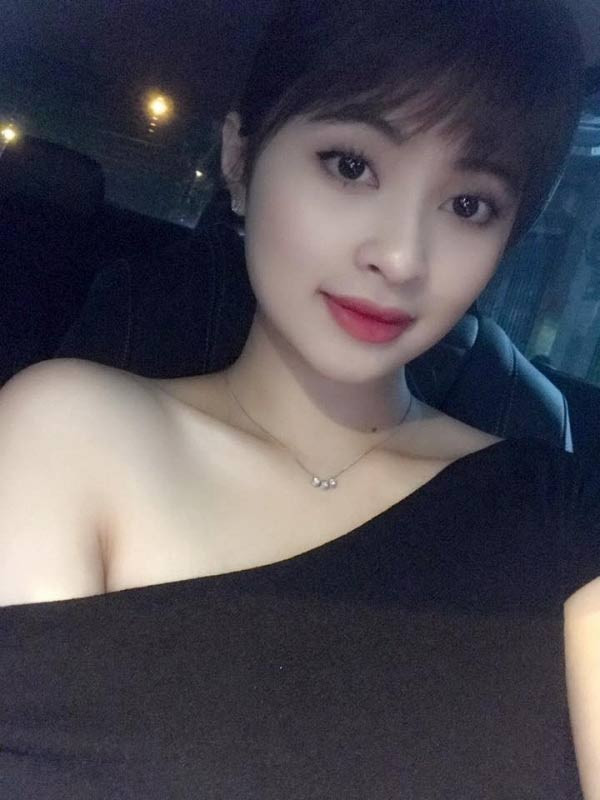 Tuy có nhà ở quận 3 nhưng Ngọc được người tình là ông trùm ma túy bố trí cho một căn hộ ở Parkson Hùng Vương, phường 12, quận 5. Nơi đây được thuê để cho Ngọc ở và tập kết hàng hoá. Bản thân ông trùm cũng thường xuyên đến đây gặp người đẹp. Hot girl này thường xuyên cất giữ từ 10.000-15.000 viên thuốc lắc tại nhà để tiện bán sỉ và lẻ cho khách hàng.