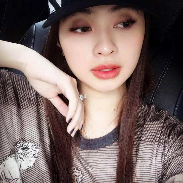 Có thông tin cho rằng Ngọc từng xuất hiện trong MV ca nhạc của ca sĩ Đan Trường.