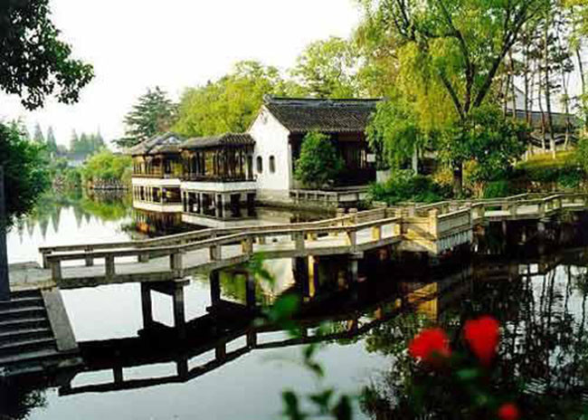 9. Đại học Tô Châu nổi tiếng với kiến trúc bên hồ vô cùng ấn tượng.