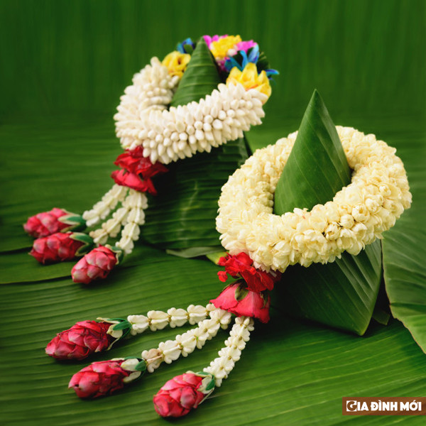Thái Lan: Hoa nhài: Ở Thái Lan, hoa nhài đã trở thành một loại văn hóa đặc trưng. Chỗ nào người ta cũng thấy treo hoa nhài, từ trong nhà, đến ngoài cửa, trên xe tuk tuk hay ở chùa chiền.
