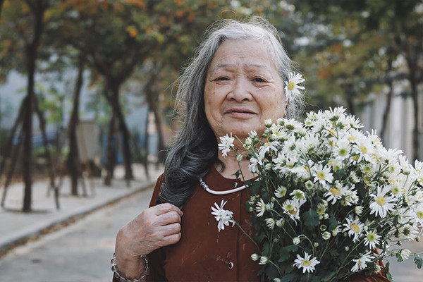 Cụ Vũ Thị Yên (88 tuổi, Hà Tây cũ) và cụ Lê Thị Thịnh (80 tuổi, Hà Tây cũ) là những người đồng hương, đồng đội và là những người bạn thân tại trung tâm dưỡng lão Diên Hồng (Hà Nội). Có cùng chung sở thích chụp ảnh, in ra để ngắm, đặc biệt là cùng thích hoa họa mi, cụ Yên, cụ Thịnh và nhiều cụ khác đã được các nhân viên ở trung tâm dưỡng lão Diên Hồng thực hiện bộ ảnh bên hoa cúc họa mi cuối vụ.