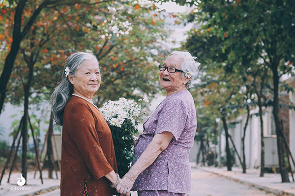 Nhìn thấy bà mình, mẹ mình được tham gia nhiều hoạt động, được sống vui vẻ, lạc quan bên những người bạn già, con cháu của các cụ càng cảm thấy hạnh phúc hơn bội phần.