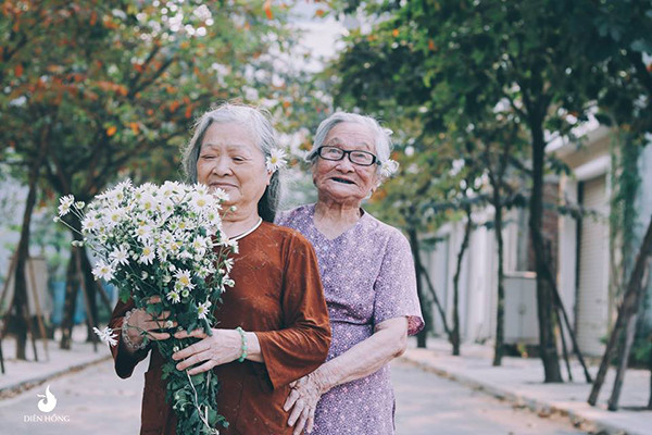 Bởi bên cạnh tình cảm gia đình, không gì tuyệt vời hơn khi ở cái quãng thời gian cuối của cuộc đời này, họ vẫn tìm thấy niềm vui, tìm thấy những thứ tình cảm đẹp đẽ và thiêng liêng nhất.
