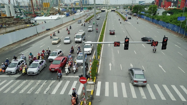 Các phương tiện di chuyển tại nút giao thông ngã tư Khuất Duy Tiến - Phạm Hùng - Trần Duy Hưng - Đại Lộ Thăng Long (Hà Nội) đi Trần Duy Hưng đi lại thuận tiện.