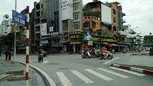 Hướng di chuyển từ phố Thái Thịnh sang phố Tây Sơn (Đống Đa, Hà Nội) cũng thoáng đãng.