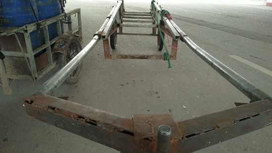 Lực lượng CSGT đã yêu cầu chủ của những chiếc xe vi phạm phải tháo gỡ các phần khung, thùng tự chế để lập biên bản thu giữ.