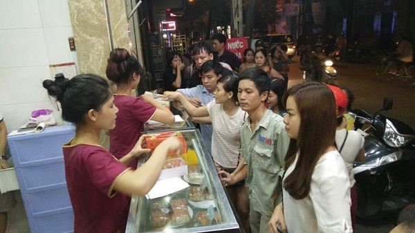 Đến khoảng 21h cùng ngày, lượng người xếp hàng chờ mua bánh vẫn đông đúc.