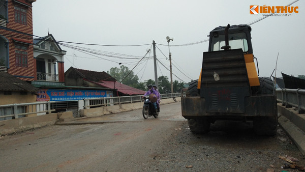Mặc dù cầu chưa hoàn thiện một số hạng mục nhưng do nhu cầu đi lại nên người dân hàng ngày đã di chuyển lên cầu Zét nghi là cầu bê tông cốt xốp, trong khi các công nhân thi công lại ì ạch và không làm việc đã nhiều tháng nay.