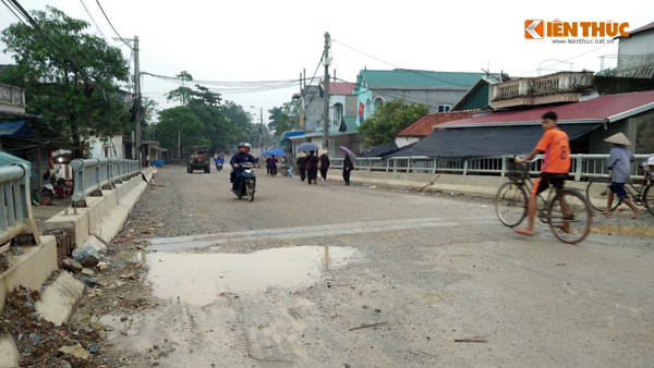 Trên bề mặt cầu đã xuất hiện nhiều chỗ lồi lõm.
