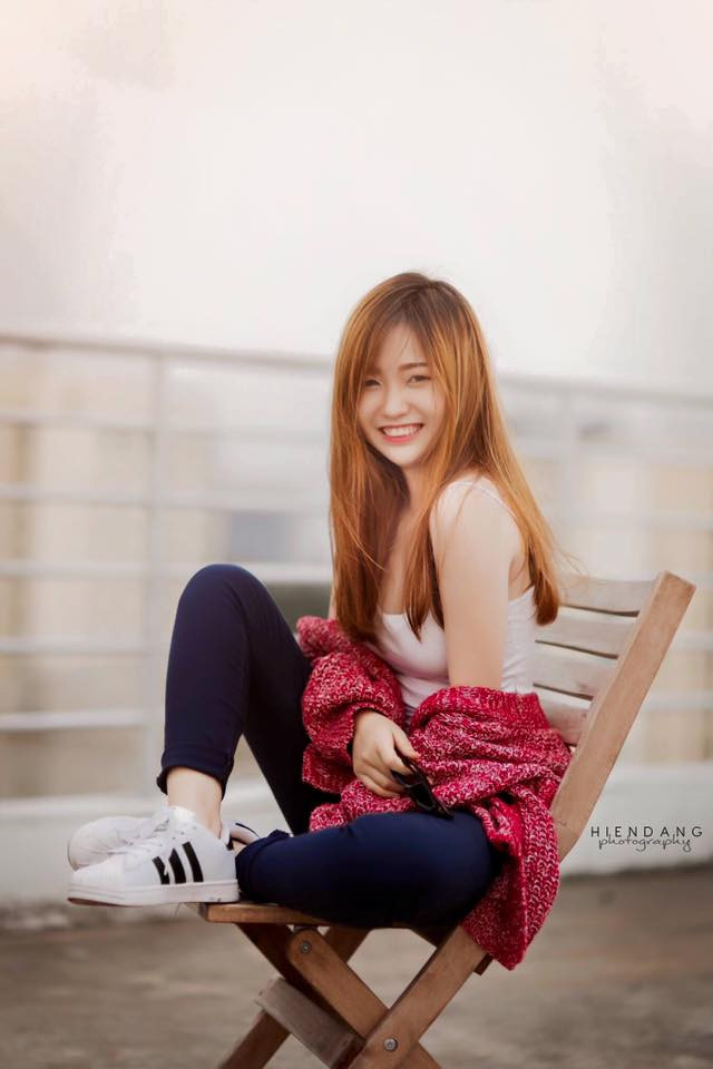 Mỹ Mỹ là cô chủ 18 tuổi của một shop thời trang từ hơn một năm nay. Ngoài ra cô bạn còn là một mẫu ảnh quen thuộc với nhiều phó nháy trẻ ở Sài thành, thường xuyên làm mẫu cho các shop thời trang khác, kiếm thêm thu nhập.