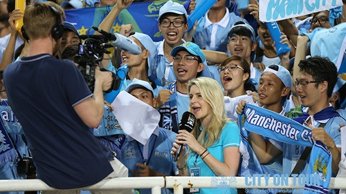 Trong những ngày Man City sang Việt Nam, một nữ nhà báo xinh đẹp trong đoàn CLB này đã để lại không ít ấn tượng với các fan, hội CĐV có mặt tại sân Mỹ Đình. Nữ nhà báo xinh đẹp giao lưu với các fan Việt Nam và cùng họ tạo nên bầu không khí sôi động, những khoảnh khắc khó quên trên khán đài.