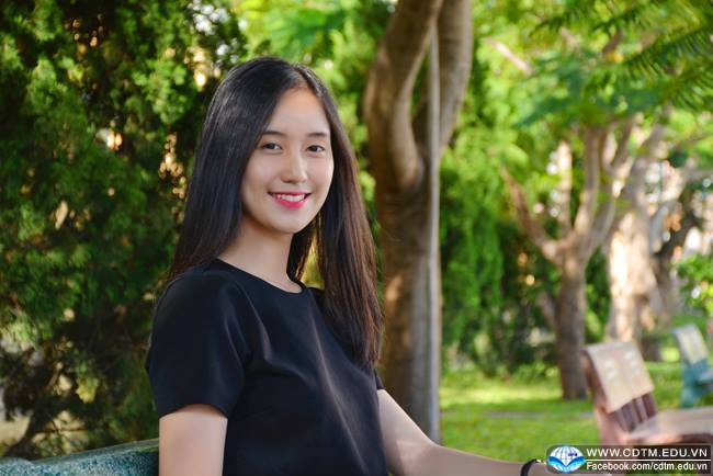 Không chỉ được đánh giá cao về sự thông minh và hiểu biết, Thu Hồng còn được khen ngợi là người có vẻ đẹp rất mộc mạc, tươi trẻ nhưng vẫn đậm chất Việt Nam. Thường ngày hay cả khi tham gia những vòng sơ loại của cuộc thi vừa qua cô bạn sinh năm 1997 cũng không ngại để mặt mộc, phô diễn nhan sắc của mình cũng như sự tự tin của bản thân trong mọi hoàn cảnh. Ảnh trong bài: BTC/Fanpage trường Cao đẳng Thương mại Đà Nẵng.