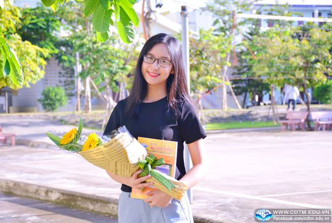 Thu Hồng đã trả lời câu hỏi ứng xử một cách rất gãy gọn như sau: "Theo quan điểm của em, sống là phải biết hướng tới tương lai. Nếu muốn thay đổi, em muốn thay đổi hiện tại để hướng tới tương lai, muốn sống tốt hơn, có ích hơn". Dù câu trả lời này ngắn hơn rất nhiều so với các câu trả lời của 4 thí sinh còn trong Top 5 nhưng nó đã đủ để thể hiện sự thông minh, nhanh nhạy cùng với những quan điểm rất tích cực của Thu Hồng về cuộc sống, ước mơ và định hướng bản thân.