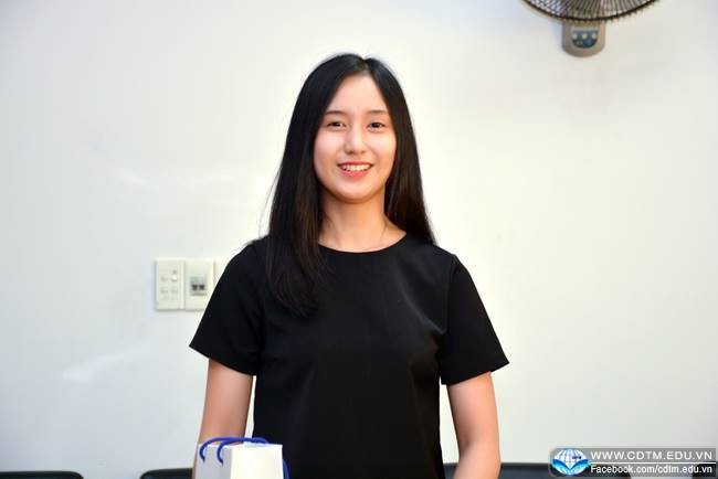 Được biết ngoài cuộc thi, trong đời thường Đặng Thị Thu Hồng là một nữ sinh có thành tích học tập rất tốt, tích cực tham gia nhiều hoạt động của nhà trường, hoạt động xã hội và được nhiều bạn bè, sinh viên yêu mến. Ngoài ra Thu Hồng còn nổi bật với chính phong cách sống giản dị, thân thiện với tất cả mọi người.