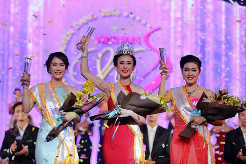 Tối 10/12, đêm chung kết cuộc thi Nữ Sinh viên Việt Nam Duyên dáng 2016 đã diễn ra tại Nhà hát Hòa Bình, TP HCM và những thí sinh xuất sắc nhất, các Hoa khôi, Á khôi đã lần lượt được vinh danh. Là một cuộc thi do Trung ương Hội Liên hiệp Thanh niên Việt Nam, Trung ương Hội Sinh viên Việt Nam chỉ đạo nhiều trung tâm, đoàn thể khác tổ chức thường niên... những nữ sinh viên giành được danh hiệu tại đây luôn có cơ hội để được chứng tỏ và công nhận về cả vẻ đẹp ngoại hình, trí tuệ và tài năng cá nhân. Ảnh: BTC.