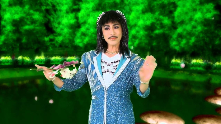 Bắt đầu từ bản remix "Áo mới Cà Mau", ca sĩ Tuấn Tú trở thành nhân vật được nhiều dân mạng quan tâm. Ngay từ cái nhìn đầu tiên, Tuấn Tú đã cho thấy anh là một người có phong cách "bá đạo - lạ mắt - dị hợm", không giống bất cứ một ca sĩ nào trên thị trường nhạc Việt hiện nay. Clip "Áo mới Cà Mau" remix được dân mạng chia sẻ nhiều đến nỗi nó trở thành một xu hướng tìm kiếm nổi bật trên Google Việt Nam và trang đề xuất nhạc Việt trên Youtube.