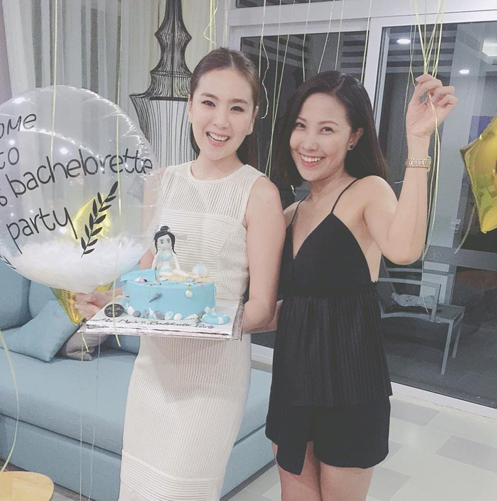 Bạn bè thân thiết của cô gái thời tiết Mai Ngọc không quên tổ chức tiệc độc thân cho cô bằng chiếc bánh ga - to đáng yêu.