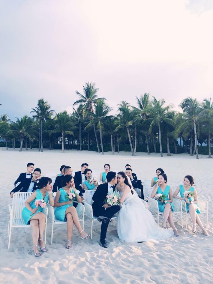 Dàn phù dâu của MC Mai Ngọc có khoảng 8 người mặc váy màu xanh ngọc bích, tạo dáng xì teen trên bãi biển Mỹ Khê. Trong khi đó đội hình phù rể mặc vest đen, áo sơ mi trắng bảnh bao như các hot boy Hàn. Không khó có thể nhận ra nhan sắc nổi bật nhất của cô dâu trong dàn phù dâu đều là mỹ nữ.