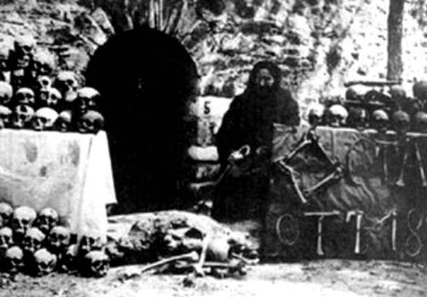 Vụ thảm sát Batak cướp sinh mạng của khoảng 15.000 người ở Bulgaria diễn ra vào ngày 30/4/1876 khi 8.000 quân Ottoman bắt đầu tiến hành cuộc "Trỗi dậy tháng Tư". Đa số người thiệt mạng là phụ nữ và trẻ em. Họ bị cưỡng hiếp, tra tấn rồi bị chặt đầu. Giới sử học coi sự kiện này là tội ác ghê tởm nhất thế kỷ 19.