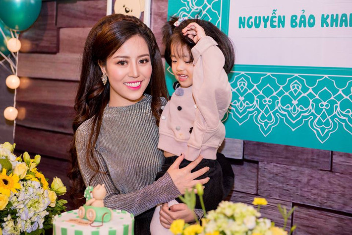 "...Bố mất khi căn nhà mới dựng xong khung, bao nhiêu món nợ còn đó dồn lên vai mẹ, chỉ có con nhìn thấy 10 năm phải gồng mình tảo tần để trả xong nợ của mẹ. Bố xa 2 mẹ con mình, thế là mẹ vừa làm mẹ, vừa làm bố, vừa làm cô giáo của con. Mẹ thương con mồ côi bố quá sớm, để rồi nuông chiều con, để cho con tự hào rằng, con chẳng thiếu thốn điều gì trên mặt đất này. Và cứ thế, con chỉ cần biết rằng, bạn bè có gì, con phải có đó. Chẳng bao giờ con hỏi mẹ rằng, mẹ đã tiết kiệm ra sao để mua cho con điều đó, mẹ đã lam lũ thế nào để con mỉm cười...".