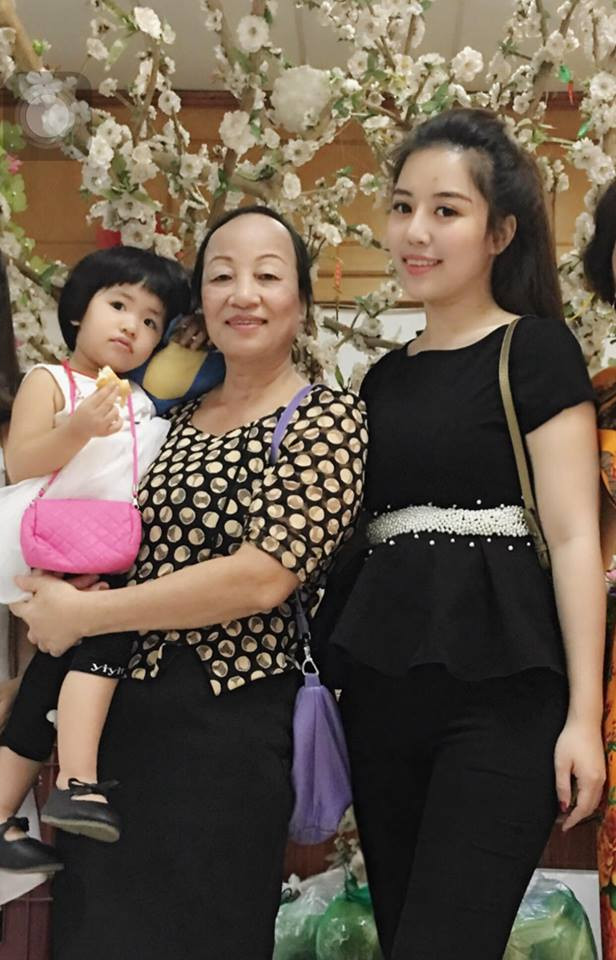 Ngày 20/11 là dịp để giới học sinh, sinh viên hay những người đã từng là học sinh, sinh viên trên khắp cả nước tri ân những người giáo viên, những người thầy, người cô đã truyền kiến thức cho mình. Riêng với nữ doanh nhân 9X Đào Minh Châu (phải), cô đã dành trọn cả tấm lòng, rất nhiều cảm xúc để viết bức thư gửi cho mẹ - một giáo viên đã tận tụy với nghề gần 30 năm qua. Bức thư mang lời tựa "Vinh quang đẹp nhất là gần mẹ" với những hoài niệm về quá khứ đầy khó khăn của gia đình nữ doanh nhân trẻ, nơi mà sự lam lũ, vất vả, những công lao của mẹ đã nuôi dưỡng đứa con gái mồ côi cha trưởng thành và thành đạt.