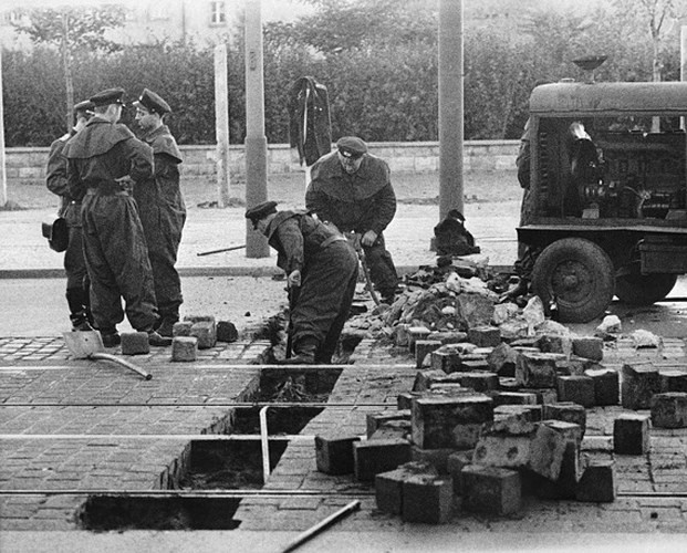 Các binh lính Đông Đức đang dỡ các khối gạch trên vỉa hè ở Friedrich Strasse, Đông Berlin khi Đông Đức thắt chặt kiểm soát biên giới năm 1961.