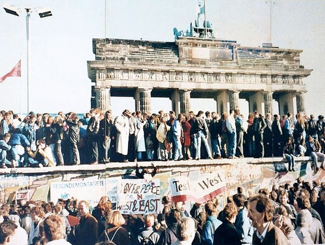 Những người Đức trèo lên Bức tường Berlin ở Cổng Brandenburg trong những ngày trước khi nó sụp đổ cuối năm 1989.