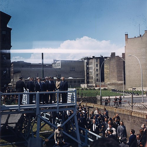 Tổng thống Mỹ John F. Kennedy quan sát Đông Berlin từ Trạm kiểm soát Charlie dọc Bức tường Berlin ở Tây Berlin ngày 26/6/1963.