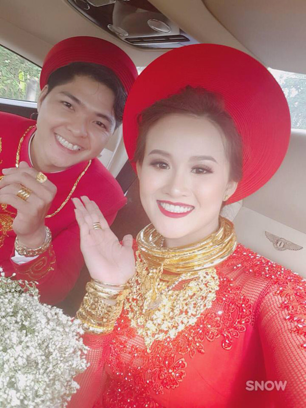 Từ đầu mùa cưới, có rất nhiều hình ảnh những cặp cô dâu chú rể được tặng vàng liên tục khiến nhiều người ghen tỵ. Tuy nhiên so với đám cưới này, số vàng đó quả thật 'chưa thấm vào đâu'. Mới đây trên mạng xã hội xuất hiện những hình ảnh về một đám cưới nhìn qua đã thấy lóa mắt do cô dâu chú rể đeo quá nhiều vàng.