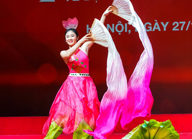 Nguyễn Khánh Linh chinh phục ban giám khảo với phần thi múa dân tộc. Cô là thí sinh thứ hai của Đại học Lâm Nghiệp lọt vào vòng chung kết.