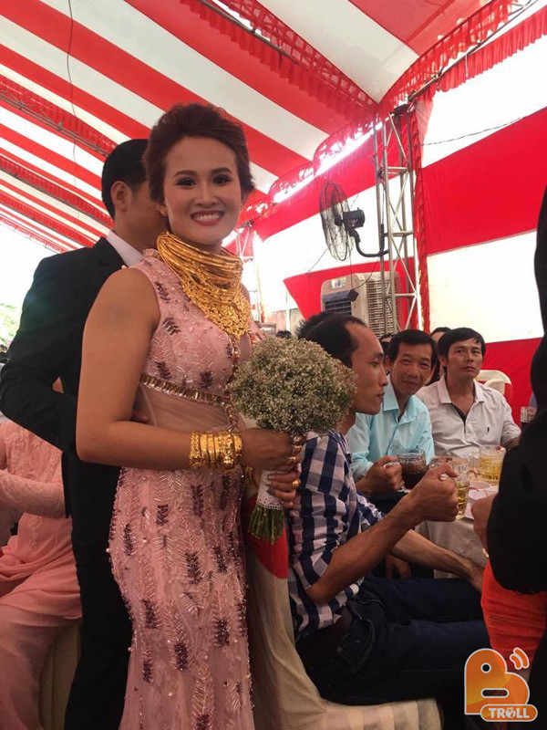 Chẳng cần phải bàn cãi thêm nữa, đây chắc chắn là cặp đôi chiến thắng với vị trí Top 1 trong hạng mục những đám cưới có nhiều vàng nhất kể từ đầu mùa đến giờ.
