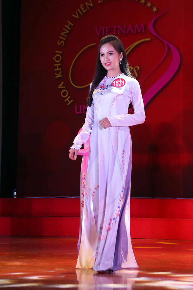 Trần Thị Lan Anh (ĐH Công nghệ Thông tin và Truyền thông) duyên dáng trong tà áo dài truyền thống.