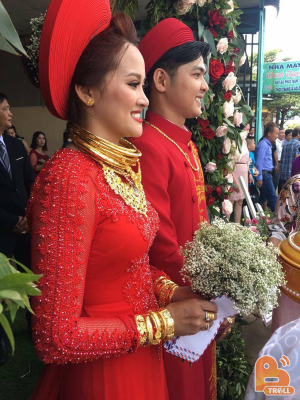 Chỉ nhìn riêng số lượng vàng trên người cô dâu chú rể, nhiều người ước chừng chúng phải trị giá tới cả tỷ đồng. Nhiều người còn khuyên nhủ cô dâu chú rể nên mở tiệm kinh doanh vàng cho đỡ nặng người.