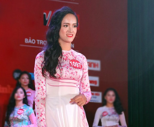 Là đại diện duy nhất của Học viện Quản lý giáo dục, Hoàng Thị Bích Thu tự tin sải bước trong tà áo dài tham dự trong đêm thi bán kết khu vực miền Bắc.