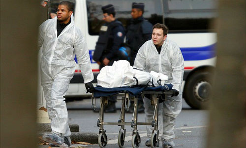Hiện tại, vụ khủng bố liên hoàn ở Paris vừa xảy ra đang trở thành điểm nóng toàn cầu. Người dân Pháp nói riêng và thế giới nói chung vẫn chưa hết bàng hoàng trước những gì mà nước Pháp phải gánh chịu trong những giây phút khủng khiếp vừa qua khi hàng loạt các vụ tấn công kinh hoàng đã cùng lúc xảy ra tại 7 địa điểm tại thủ đô Paris. Các vụ tấn công bao gồm nổ súng và bắt giữ con tin tại Nhà hát Bataclan, hai vụ nổ gần sân vận động quốc gia Stade de France, nơi đang diễn ra trận giao hữu bóng đá giữa đội tuyển Pháp với đội tuyển Đức, 5 vụ nổ gần nhà hát Bataclan, và một vụ tấn công nhằm vào trung tâm mua sắm Les Halles.