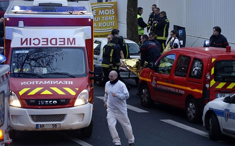 Ngay ngày hôm sau, tức 8/1/2015, một vụ nổ súng lại xảy ra gần Porte de Chatillon ở phía Nam thủ đô Paris của Pháp khiến một cảnh sát, một người bị thương nặng. Hai kẻ gây ra vụ nổ súng này gồm một nam, một nữ sau đó đã tiến hành vụ bắt cóc con tin tại cửa hàng tạp hóa ở Porte de Vincennes, phía Đông Paris, cướp đi sinh mạng của 4 người.
