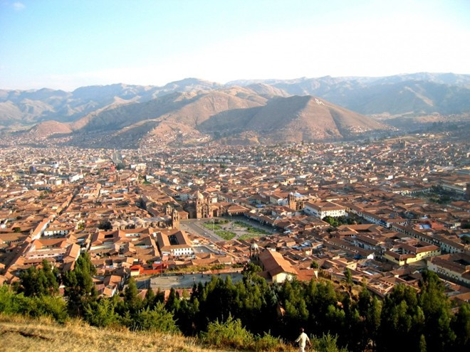 11. Cuzco: Cuzco từng là thủ đô của đế chế Inca. Ngày nay, kiến trúc của nó thể hiện công nghệ và phong cách của từng thời kỳ khác nhau. Trong thời kỳ phát triển, người Inca đã xây dựng một ngôi đền, đường đi và hệ thống dẫn nước. Thành phố thời đó rất hiện đại, quy hoạch tốt và vô cùng thịnh vượng nhờ ở vào vị trí trung tâm đế chế.