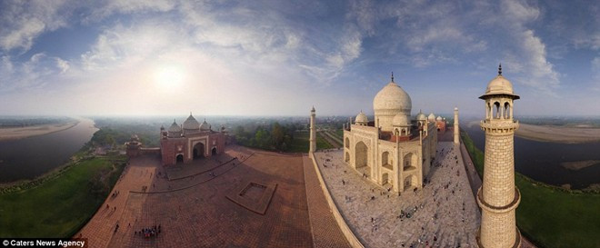 Những bức ảnh dạng panorama làm nổi bật quy mô khổng lồ và vẻ đẹp vĩnh cửu của lăng Taj Mahal, Ấn Độ. Lăng mộ khổng lồ này là thành quả lao động của 22.000 người, trong đó có các công nhân, họa sĩ, nghệ sĩ điêu khắc và nghệ nhân thêu. Việc chụp ảnh lăng Taj Mahal từ trên cao đòi hỏi có giấy phép đặc biệt. Nhóm đã phải chờ 2 tháng để có cơ hội chụp bức ảnh tuyệt đẹp này.