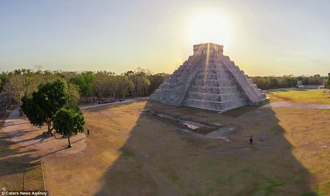 Kim tự tháp Chichen Itza ở Mexico bừng sáng trong ánh mặt trời, giữa khung cảnh đẹp như tranh vẽ. Mỗi năm có khoảng 1,2 triệu người ghé thăm kỳ quan huyền bí này.