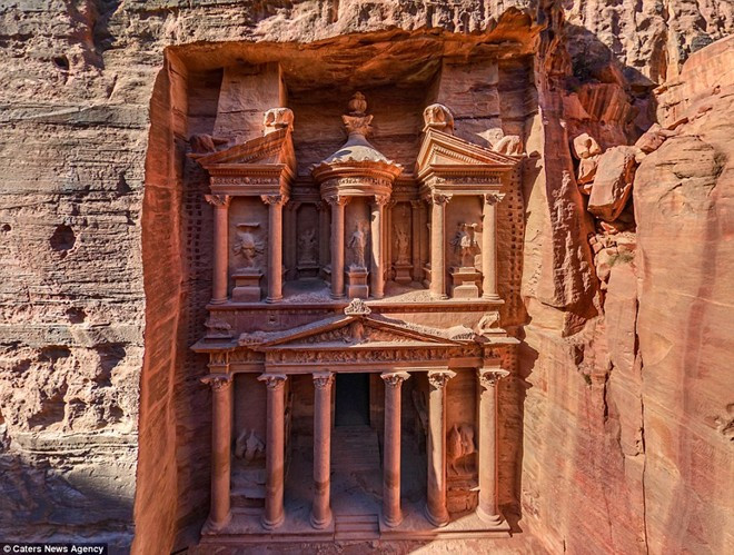 Thành cổ Petra được xây dựng vào thế kỷ 3, do người Nabatea tạc vào lòng vách đá sa thạch. Petra đã ngủ vùi suốt nhiều năm. Nhà thám hiểm Jean Louis Burckhardt vô tình phát hiện ra nơi này vào năm 1812. Ngày nay, thành cổ được vinh danh là một trong 7 kỳ quan thế giới mới.