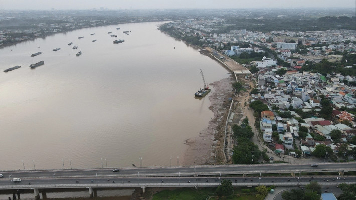 Dự án Đầu tư xây dựng kè, đường ven sông Đồng Nai (đoạn từ cầu Hóa An) đến giáp ranh huyện Vĩnh Cửu) dài 5,2km với tổng kinh phí gần 2.000 tỷ đồng, do UBND TP Biên Hòa làm chủ đầu tư. (Ảnh: Báo Giao thông).