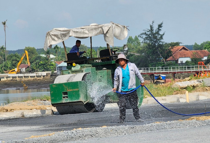 Một số đoạn đường trong dự án đã được trải đá, lu bằng phẳng. Công nhân vẫn đang tích cực làm trong ngày nghỉ cuối tuần. (Ảnh: Pháp luật TPHCM).