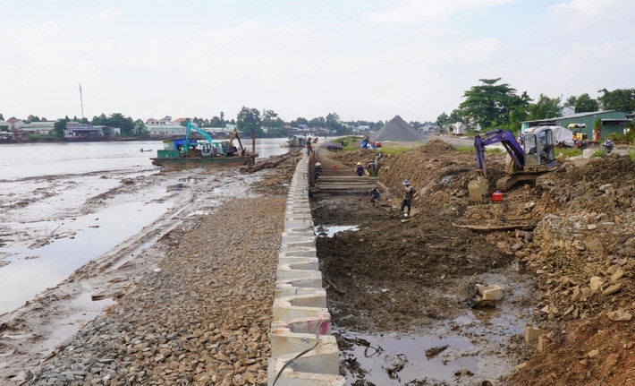 Nhiều thiết bị, công nhân, vật liệu được nhà thầu huy động, tập kết phục vụ thi công kết cấu phần trên và đường đầu cầu Rạch Lung và toàn dự án. (Ảnh: Báo Giao thông).